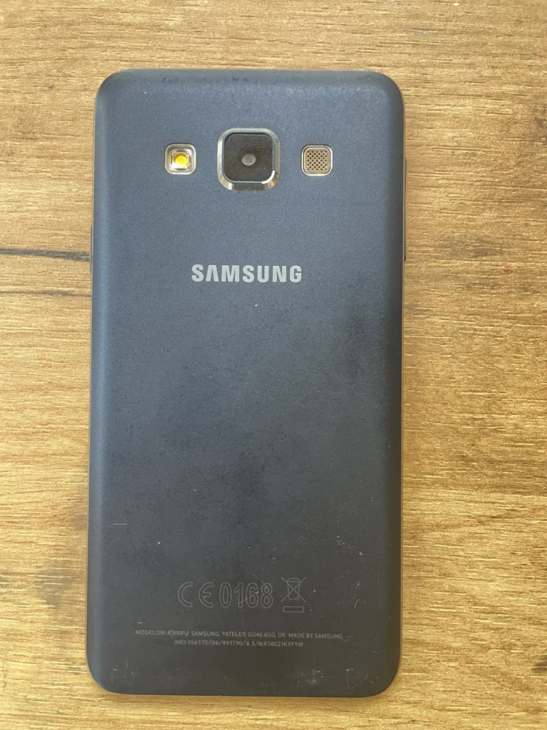 Samsung Galaxy A3 (2016) SM-A310F – kompaktiškas ir elegantiškas išmanusis telefonas, pasižymintis 4,7 colio Super AMOLED ekranu, 1,5 GB RAM, 16 GB vidine atmintimi ir 4G LTE ryšiu. Telefonas turi ploną metalinį rėmelį, stiklinį korpusą bei patogų dydį, todėl puikiai tinka tiems, kurie vertina mažesnius ir lengvai valdomus telefonus