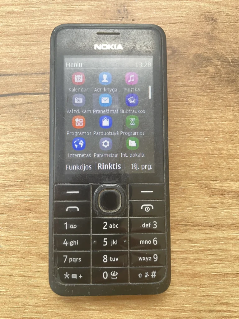 Nokia 230 mygtukinis gerai veikiantis telefonas