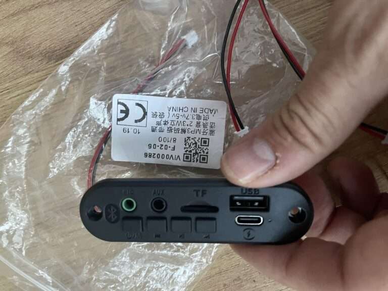 Bluetooth MP3 dekoderio modulis su 2x3W stiprintuvu, mikrofonu ir USB/TF/AUX (3.7V–5V)